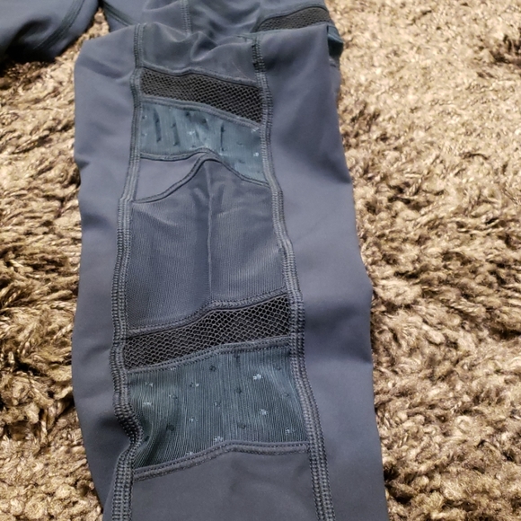 Lululemon mesh side panel leggings - size 6 - Picture 4 of 4